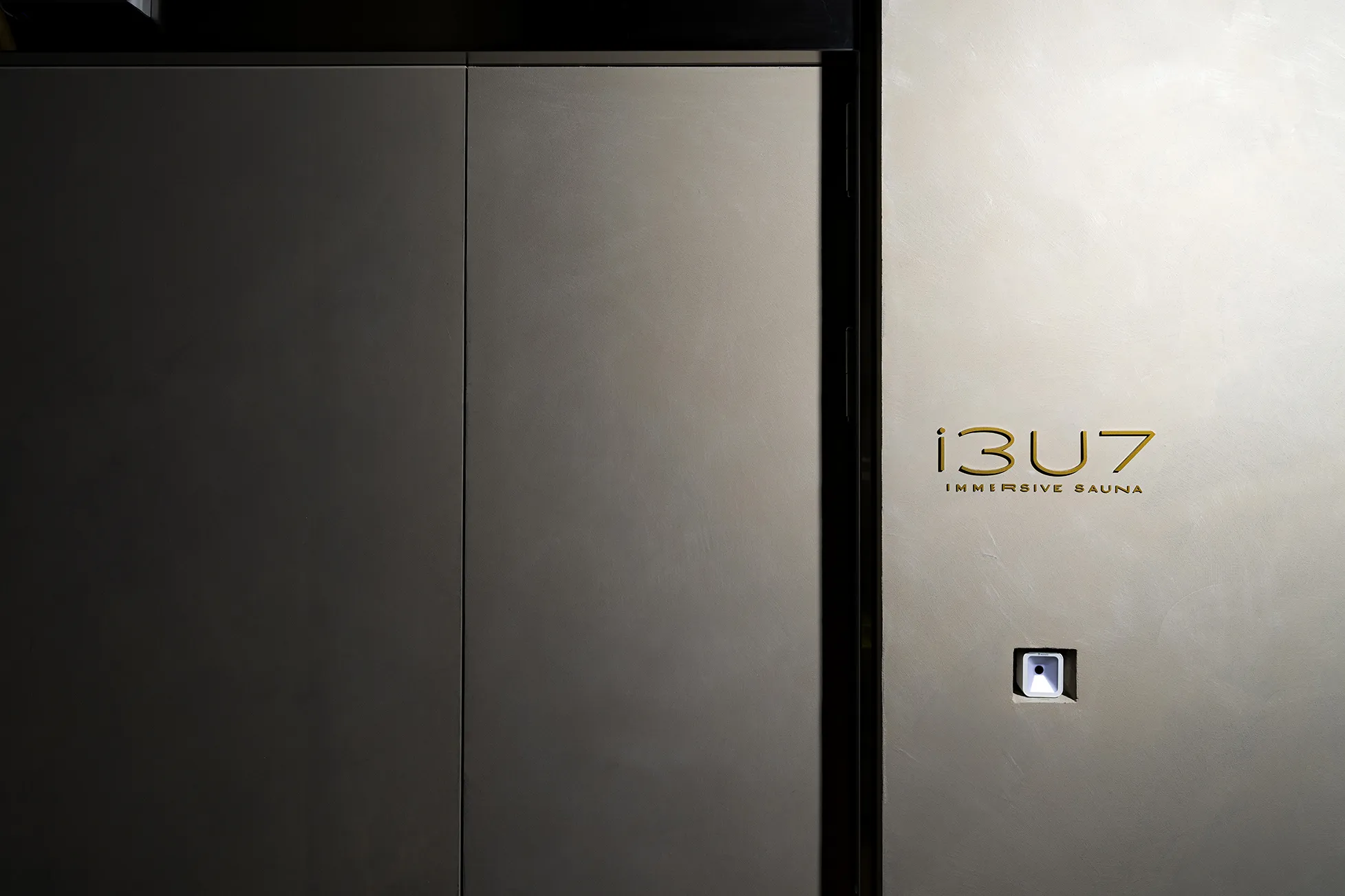 店舗のファサードとロゴ_夜